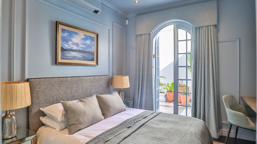 To Let 5 Bedroom Property for Rent in Three Anchor Bay Western Cape